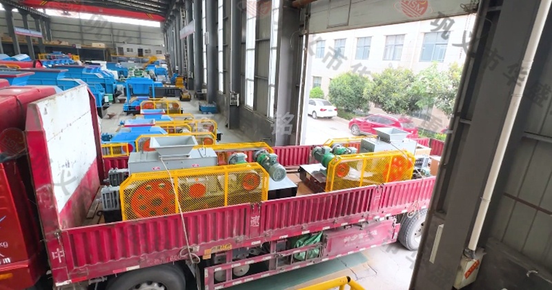 小型對輥打砂機 小型對輥打砂機機身小巧,占地少,適合場地有限的加工廠