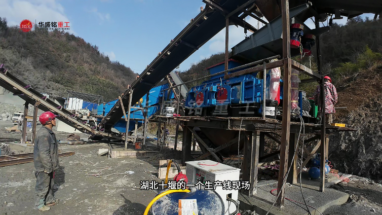 湖北十堰液壓對輥破碎機現場 湖北十堰1010液壓對輥制砂機銅渣玄武巖料生產現場