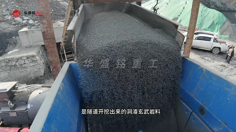 1010型液壓對輥破碎機 湖北十堰1010液壓對輥制砂機銅渣玄武巖料生產現場