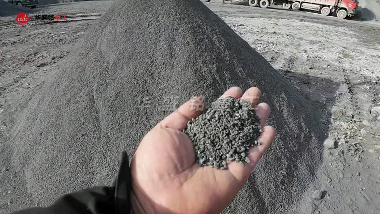 玄武巖用液壓對輥破碎機 湖北十堰1010液壓對輥制砂機銅渣玄武巖料生產現場